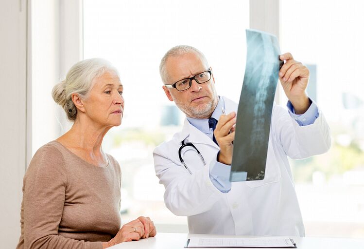 Medikuak erradiografia erabiliz gaixoaren osteokondrosia zehazten du